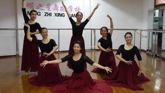 幼师的简单成人独舞视频,简单动作演绎生命韵律